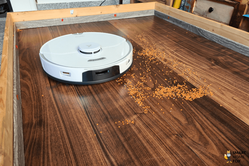 Roborock S7 Pro Ultra всасывает чечевицу на ламинате во время теста